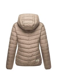 Beige gewatteerde jas met een capuchon, voorzien van horizontale stiksels, een gladde textuur en een klein merkembleem aan de onderzijde.