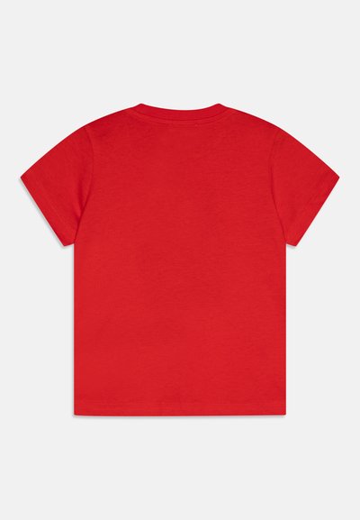 Camiseta de algodón roja, de manga corta, cuello redondo, de color sólido, textura suave, sin estampados ni adornos, tejido ligero.