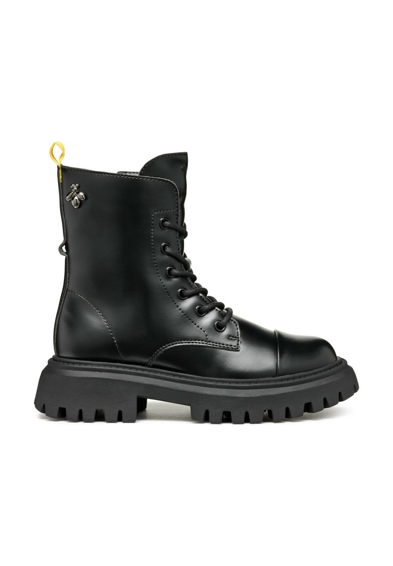 Bottes en cuir noir à lacets avec une semelle en caoutchouc épaisse, bout arrondi et languette jaune ; dotées de quincaillerie en forme d'abeille décorative sur le côté.