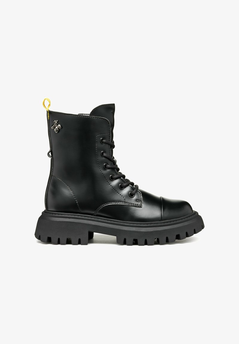 Botas de cuero negro con cordones, suela de goma gruesa, puntera redondeada y tirador amarillo; presenta un accesorio decorativo de abeja en el lateral.