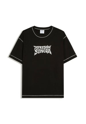 Tricou negru cu mâneci scurte, tiv alb vizibil și text alb stilizat "DEPRESSION SONORA" centrat pe față.