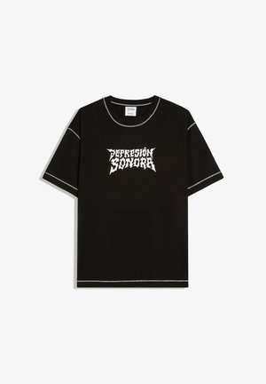 Tricou negru cu mâneci scurte, tiv alb vizibil și text alb stilizat "DEPRESSION SONORA" centrat pe față.