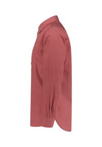 Czerwona koszula z długim rękawem, wzorzysta, zapinana na guziki, z zaostrzonym kołnierzykiem, pokazywana z boku na białym tle.