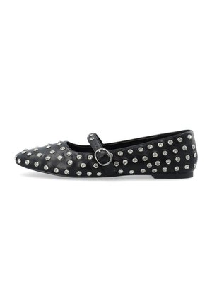 Scarpa piatta nera con punta arrotondata, decorata con borchie argentate, e cinturino alla caviglia con fibbia metallica. Texture liscia, tacco basso.