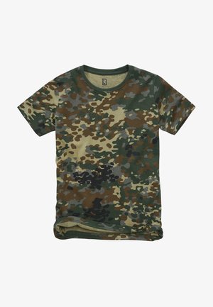 Koszulka bawełniana w kamuflażowy wzór w odcieniach zieleni i brązu; zestawiona z czarnymi szortami cargo i czarnymi sznurowanymi butami.