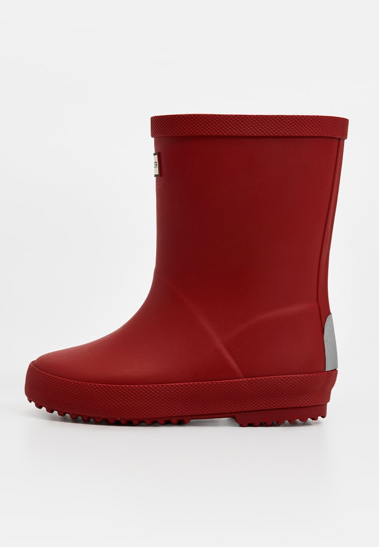Botte de pluie rouge en caoutchouc avec une surface texturée, un talon plat et un accent gris au niveau du talon. Présente un design lisse et impermeable pour une utilisation en extérieur.