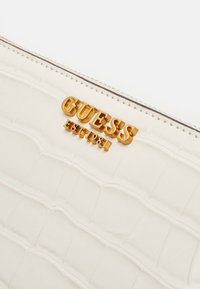 Guess LAUREL LARGE ZIP AROUND - Punge - stone