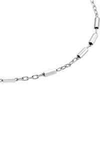 Collana in argento con maglie cilindriche allungate e connessioni rotonde più piccole, che mostra una finitura lucida e una trama liscia.