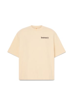 Maglietta Timberland beige a maniche corte con piccolo logo e testo "WIND, WATER, EARTH, AND SKY" sul petto a sinistra.