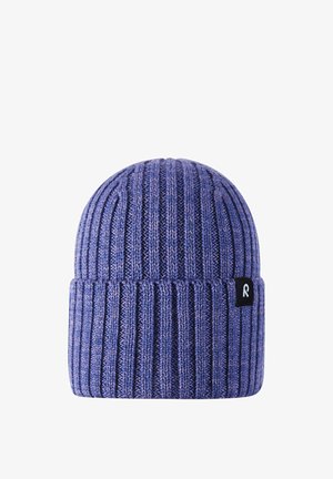 Paarse gebreide muts met verticale ribbels, voorzien van een opgevouwen boord en een klein zwart logolabel. Zachte textuur voor warmte en comfort.