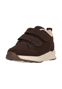 Braune Wildledersportschuhe mit drei verstellbaren Klettverschlüssen, einer weißen, gepolsterten Sohle und einem weichen Innenfutter für zusätzlichen Komfort.