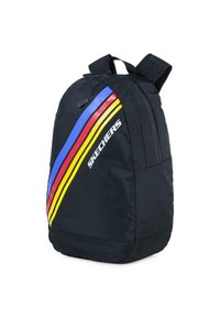 Mochila de tela negra con coloridas rayas diagonales en azul, rojo y amarillo, con un logo prominente en la parte frontal y correas ajustables.
