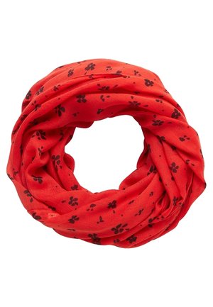 Czerwony szal w nieskończoność z małymi czarnymi kwiatowymi wzorami, luźno ułożony w kształt koła na białym tle.
