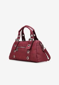 Bolso de mano de imitación de cuero rojo con herrajes en tono plateado, cuenta con asas dobles, un bolsillo con cremallera en la parte frontal y acentos de ojales. Diseño compacto y estructurado.