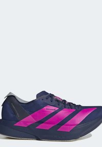 Chaussure de course Adidas Adizero Adios Pro 4 bleu marine avec des bandes rose vif et des lacets noirs sur fond blanc.