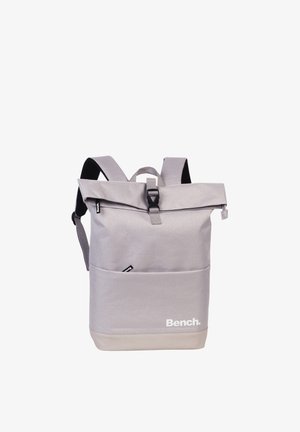 Lichtgrijze Bench-rugzak met roll-top sluiting, voorvak, verstelbare schouderbanden en zwarte gesp op een witte achtergrond.