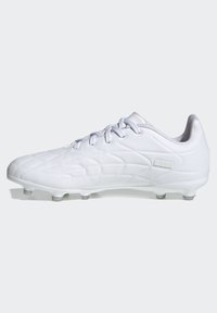 Scarpa da calcio Adidas Copa bianca con tacchetti moldati, motivo cucito e lacci, mostrata di profilo su uno sfondo semplice.