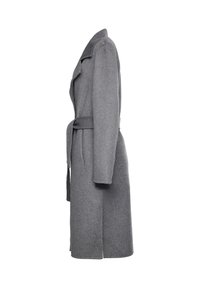 Grauer Woll-Trenchcoat mit tailliertem Gürtel, langen Ärmeln und Reverskragen. Glatte Textur und knielanges Design mit seitlichen Schlitzen.