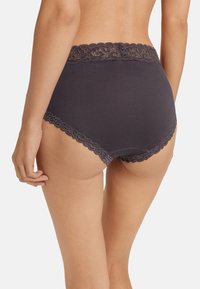 Mörkgrå högmidjad trosa i mjukt tyg, med en dekorativ spetsmidja och benöppningar med vågiga kanter.