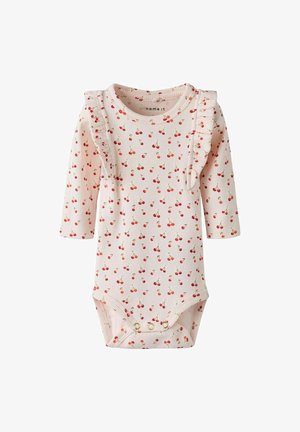 Bodysuit pour bébé à manches longues en tissu côtelé doux, rose pâle avec un imprimé cerise, featuring des accents volants et des fermetures à pression au bas.