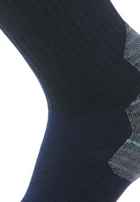 Marineblå sok med ribbet tekstur, grå hæl og tå accenter samt lyseblå syning. Blødt, elastisk materiale for komfort.