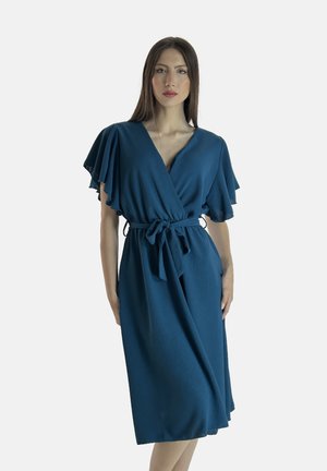 Teal Wickelkleid mit kurzen Rüschensäumen, einem Bindegürtel und einem fließenden Schnitt. Hergestellt aus leichtem Stoff mit einer subtilen Textur.