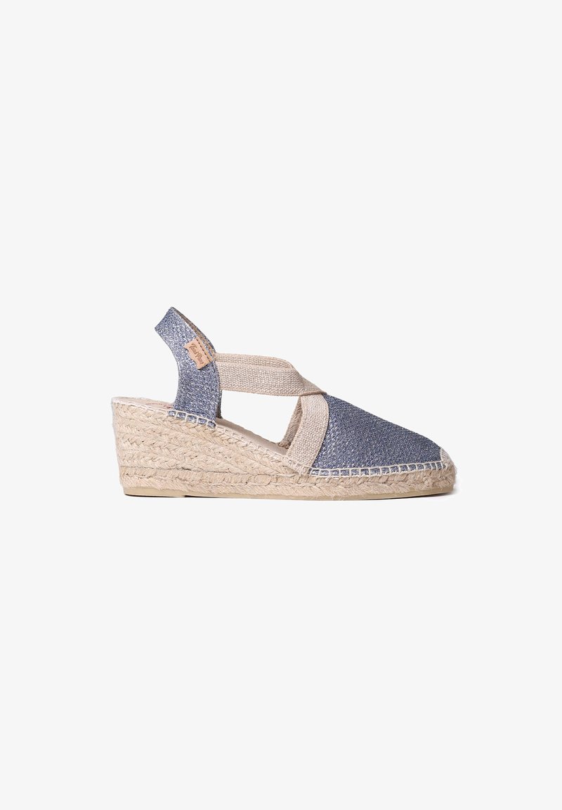 Sinine ja beež espadrille platvormsandaal, millel on kootud jutepõhi, ristsangade disain ja tekstuuriga kangas pealis. Kerge ja hingav.