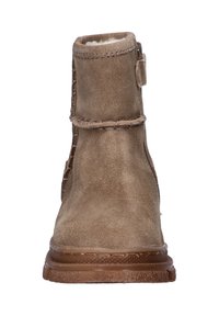 Bruine suède enkellaars met een gestructureerde afwerking, gestikte accenten en een ronde neus. Het heeft een zijrits voor gemakkelijk aan- en uittrekken.