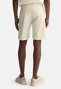 GANT SUNFADED - Shorts - cream