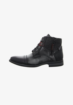 Schwarze Leder-Stiefeletten mit glatter Oberfläche, strukturierten Akzenten, roten Details, Schnürsenkeln und seitlichem Reißverschluss für einfaches An- und Ausziehen.