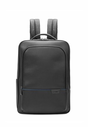 Czarny, prostokątny plecak ze skóry z wyściełanymi paskami, przednią kieszenią na suwak oraz górnym uchwytem na białym tle.