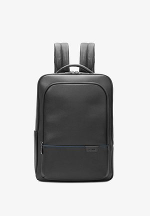 Czarny, prostokątny plecak ze skóry z wyściełanymi paskami, przednią kieszenią na suwak oraz górnym uchwytem na białym tle.