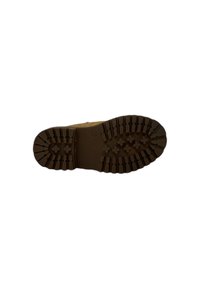 Suola di una scarpa con una superficie in gomma marrone strutturata, dotata di scanalature profonde e motivi incrociati per la trazione. Design del tacco arrotondato.