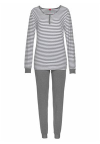 Grau gestreiftes Langarmshirt mit rundem Ausschnitt und Knopfdetail, kombiniert mit einfarbigen grauen Hosen mit taillierter Beinform.