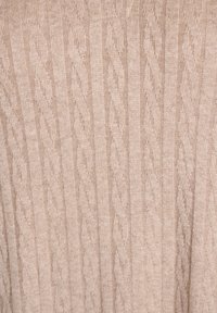 Beige gestrickter Stoff mit verticalen Rippen und wechselnden Zopfmuster, die strukturierte Streifen erzeugen.