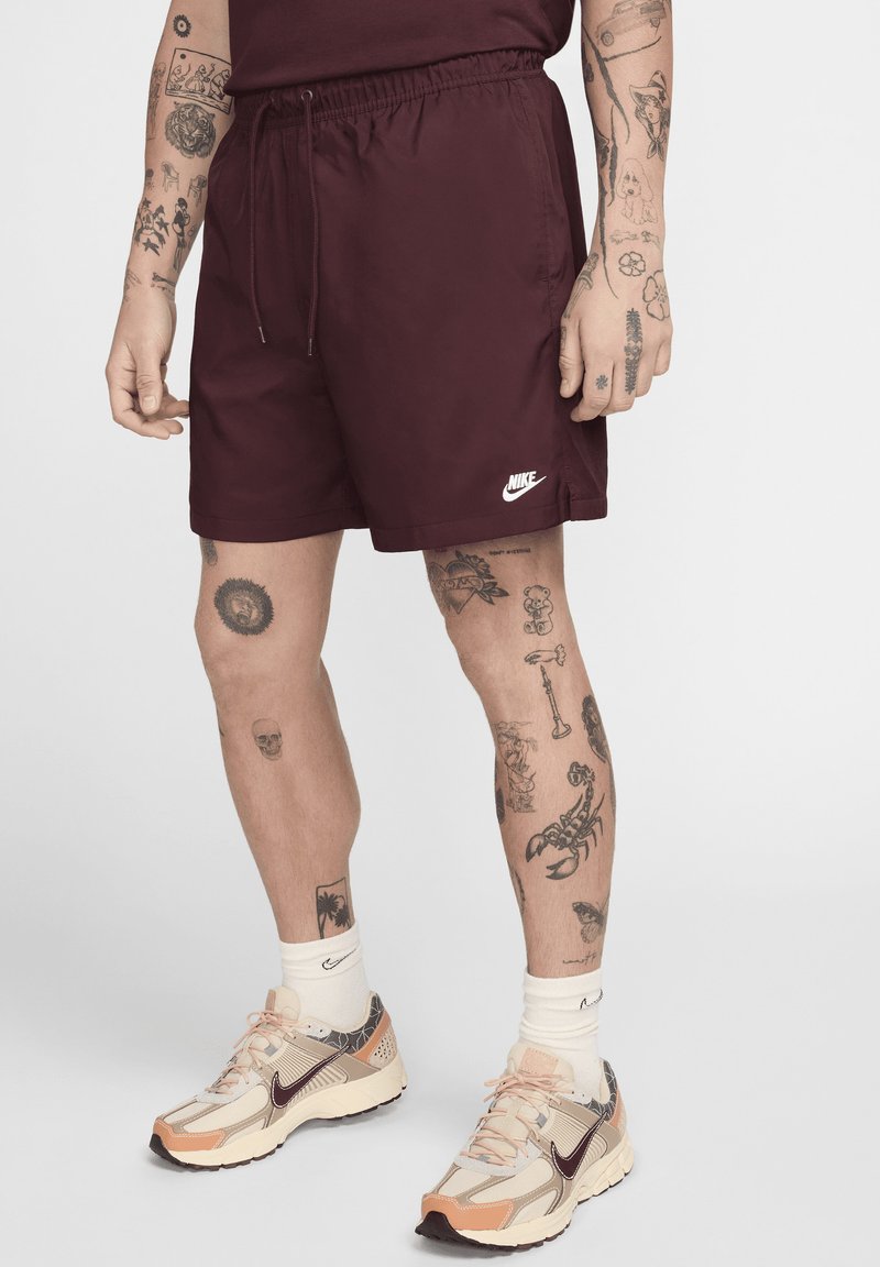 Nike Sportswear CLUB FLOW - Shorts - burgundy crush white