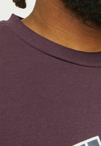 Jack & Jones JJECALEB VARSITY TEE O NECK - T-Shirt print - vineyard wine