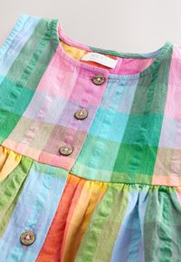 Wielobarwna sukienka w kratę w odcieniach różu, zieleni, niebieskiego i pomarańczu, z okrągłymi guzikami i marszczoną talią.