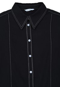 Camicia nera con colletto, con cuciture a contrasto bianche, frontale con bottoni e bottoni azzurri chiari. Il tessuto presenta una finitura liscia e strutturata.