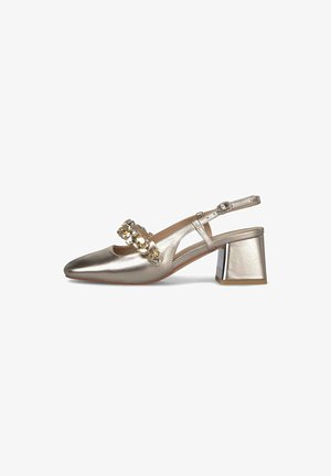Scarpa slingback argento metallico con tacco largo e cinturino gioiello sulla parte anteriore, mostrata di profilo su sfondo bianco.