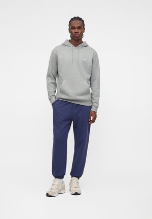 New Balance, SPORT ESSENTIALS HOODIE UNISEX - Суитшърт с качулка - athletic grey