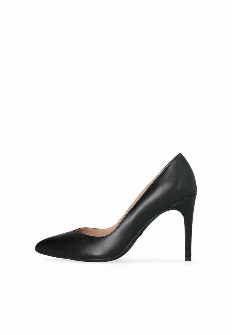 Escarpin en cuir noir à talon haut avec bout pointu et talon stiletto fin, vu de la face intérieure sur fond blanc.