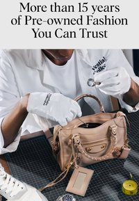 Personne portant des gants blancs inspectant un sac à main en cuir beige sur une table de travail avec des outils et une chaussure.
