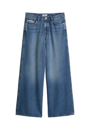 Jean en denim bleu à jambes larges avec bouton et fermeture éclair à l'avant, style à cinq poches, et légère décoloration sur les cuisses et les genoux.