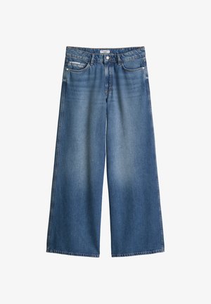 Τζιν μπλε με φαρδιά μπατζάκια, μπροστινά κουμπιά και φερμουάρ, πέντε τσέπες και διακριτική ξεθώριαση στους μηρούς και τα γόνατα.