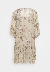 Vestido transparente con estampado floral en beige con acentos en marrón y amarillo, que cuenta con mangas de tres cuartos y un dobladillo de volantes en capas.