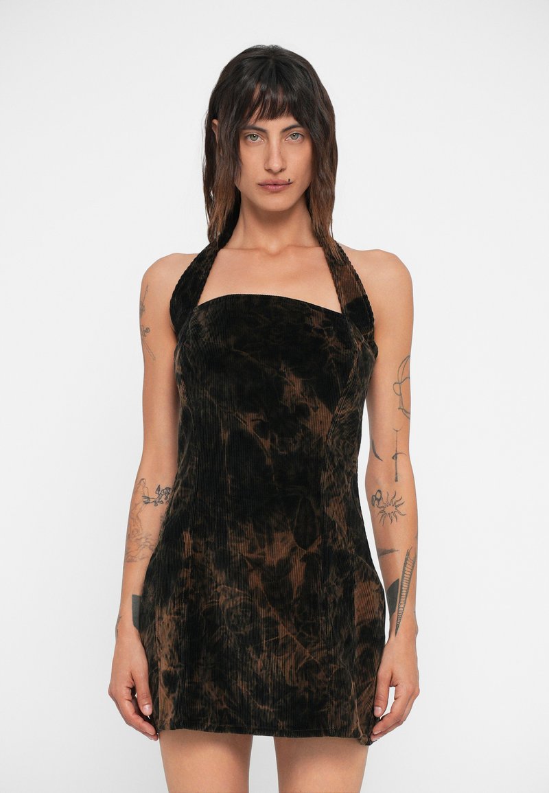 Μαύρο και καφέ φόρεμα από κορδούρα με τετράγωνη λαιμόκοψη,halter straps και εφαρμοστή σιλουέτα. Διαθέτει ένα διακριτικό λουλουδάτο μοτίβο και λεία υφή.