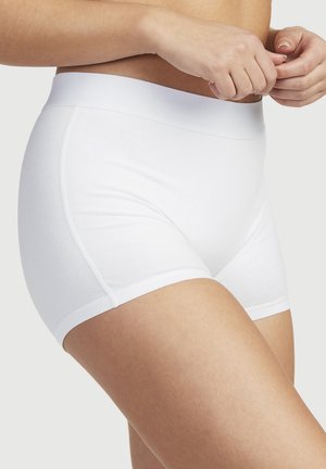 Witte katoenen shorts met een elastische tailleband, met een gladde textuur en een aansluitend ontwerp, tot halverwege de bovenbenen reikend.