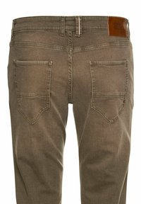 Vervaagde olijfgroene denim jeans met vier zakken, voorzien van een leren merkembleem op de tailleband en subtiele stikseldetails.