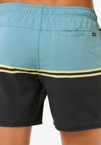 Shorts de bain pour hommes en bleu et noir, avec un motif à rayures jaunes, une taille élastique et une poche arrière avec fermeture Velcro.